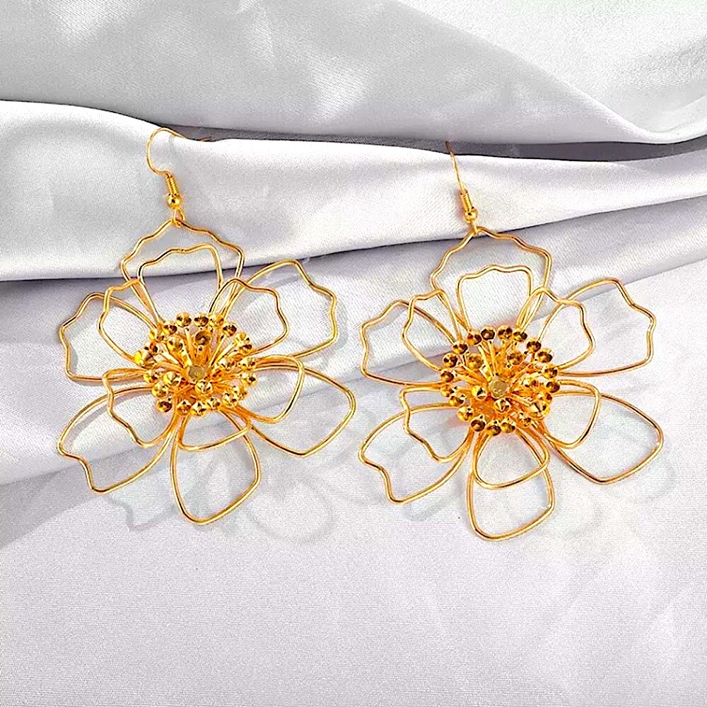 ⚜️[𝟯/$𝟮𝟴]⚜️Oversized Gold Flower Earrings NEW - Picture 6 of 8